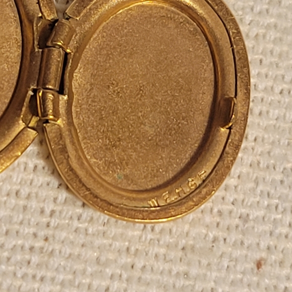 Antique Walter E. Hayward Gold Filled Locket Etched Floral - Picture 4 of 11